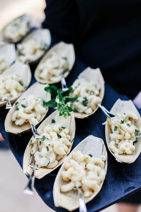 Macaroni & Cheese Appetizers in Boats Late Night Snack Wedding, Wedding Late Night Snacks, Food Mac And Cheese, Wedding Food Truck, Jillian Murray, Late Night Party, Wedding Snacks, Late Night Food, Wedding Food Drink