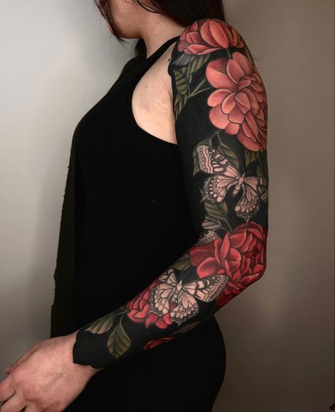 Half Sleeve Tattoo Upper Arm, Tattoo Upper Arm, Beautiful Spine Tattoos, Spine Tattoo Ideas, Gem Tattoo, Tattoo Shading, Dragon Tattoo For Women, Blackout Tattoo, Tattoo People