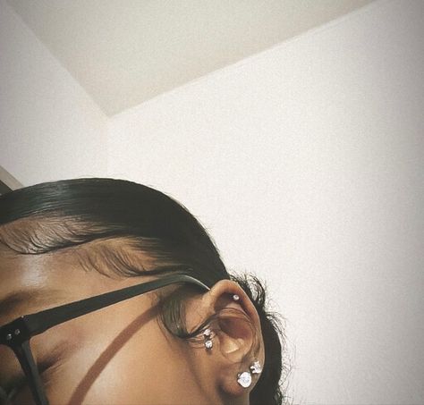 Pretty Ear Piercings, Quick Natural Hair Styles, Cute Ear Piercings, Cute Piercings, Piercings Unique, Slick Hairstyles, Body Piercings, Tragus Piercings, Foto Ideas Instagram