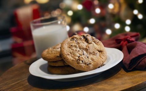 Chocolate Chip Cookies Cannabutter Cookies, Christmas Cookie Exchange Party, Christmas Eve Night, Easy Christmas Cookies, Chocolate Chip Walnut Cookies, Cookie Exchange Party, Cookies And Milk, Walnut Cookies, Christmas Cookie Exchange