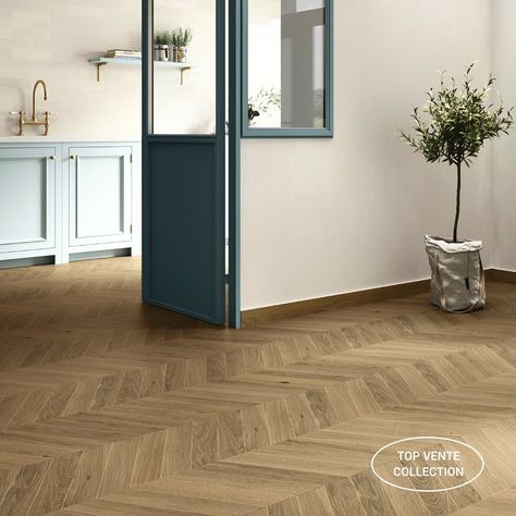 l COLLECTION l La collection Fontainebleau offre une fusion élégante entre la beauté naturelle du bois et la durabilité du carrelage. Idéal pour une utilisation tant à l’intérieur qu’à l’extérieur, ce carrelage imite parfaitement l’apparence chaleureuse et authentique du parquet, tout en offrant la résistance aux intempéries et aux passages fréquents. Habillez vos espaces en créant une atmosphère accueillante avec le charme intemporel du bois, soutenu par la robustesse exceptionnelle du grè... Parquet Chevron, Reno, Sweet Home