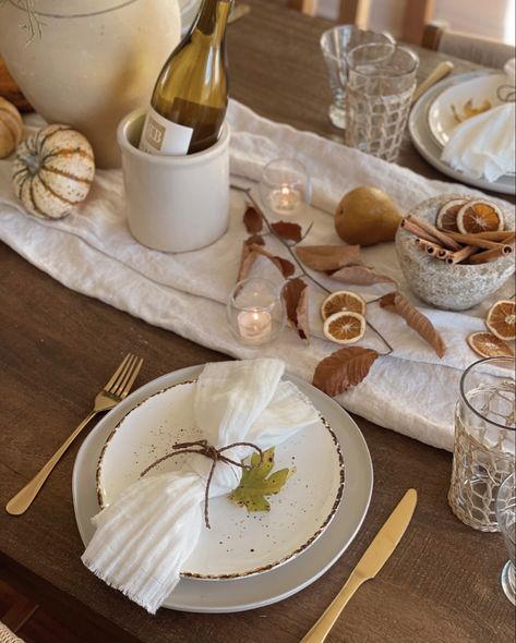 Thanksgiving Decor Minimalist, Simple Thanksgiving Dinner Table Decor, Thanksgiving 2024 Tablescape, Thanksgiving Table Aesthetic, Youth Friendsgiving, Neutral Thanksgiving Table Setting, Coastal Thanksgiving Decor, Classic Tablescape, Fall Dinner Table Decor