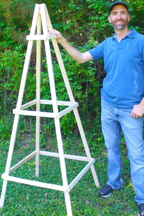 How to make a Garden Trellis Obelisk easy Garden Obelisk Diy How To Make, Simple Garden Trellis, Garden Obelisk Plans, Homemade Garden Trellis, Obelisk Trellis Diy, Diy Obelisk Trellis, Garden Trellis Ideas Diy, Gazebo Bird Feeder, Obelisk Trellis