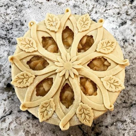 Fall Pie Designs, Pie Crust Art Halloween, Pie Top Designs, Pretty Apple Pie, Apple Pie Decoration, Pie Decor, Creative Pie Crust, Pretty Pie Crust, Fancy Pie Crust