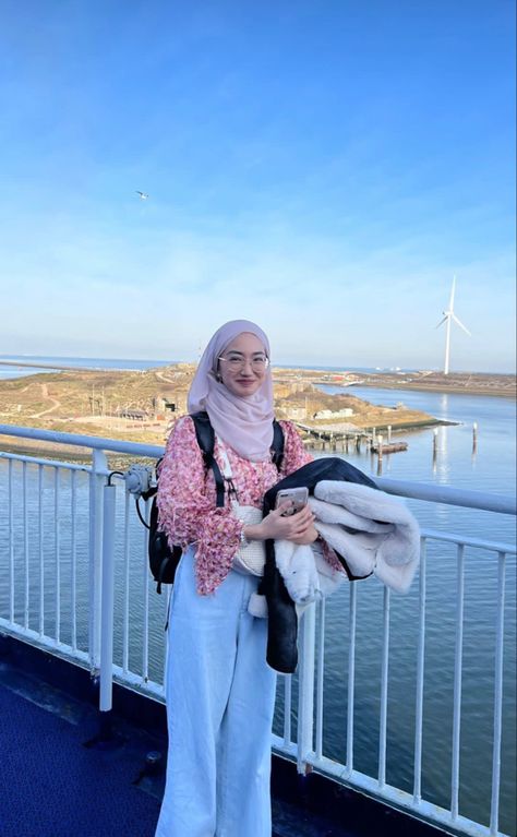 instagram : @/nurshafiyyahh Travel Outfit Hijab, Feminine Hijabi, Malay Hijab, Outfit Hijab Casual, Cover Wattpad, Random Girl, Coffee Obsession, Hijabi Fashion Casual