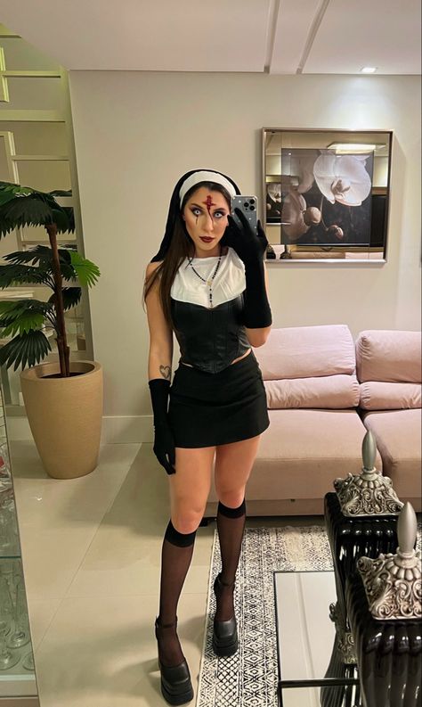 Halloween feminine costume, nun Easy Black Costume Ideas, Halloween Costume With Black Skirt, Halloween Disfraz Mujer Ideas, Halloween Costumes Midsize, Halloween Costumes Black Skirt, Halloween Costumes With Black Skirt, Black Skirt Halloween Costumes, Halloween Costumes Black Dress, All Black Halloween Outfit Costumes