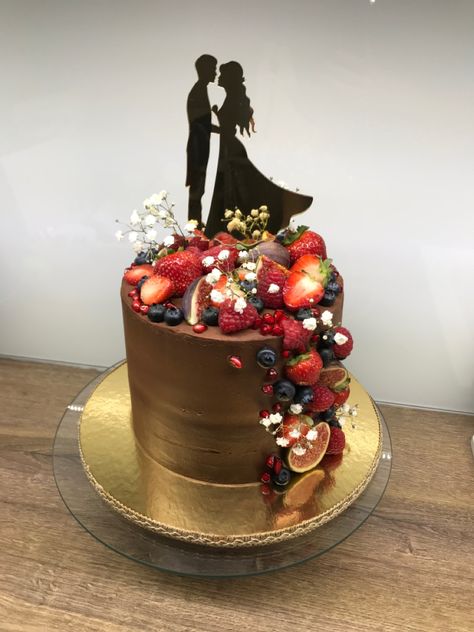 Chocolate Cake With Fresh Flowers, Chocolate Ganache Wedding Cake, Wedding Chocolate Cake, Huge Wedding Cakes, Cake Decorated With Fruit, Raspberry Wedding, Grooms Cakes, Chocolate Wedding, Fresh Flower Cake