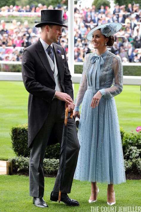 Prince William Hair, Prince William Girlfriends, Kate Middleton Kids, Ducesa Kate, Kate Middleton Stil, William Kate Wedding, Prince Harry Wedding, Blue Dress Outfit, Blue Sheer Dress