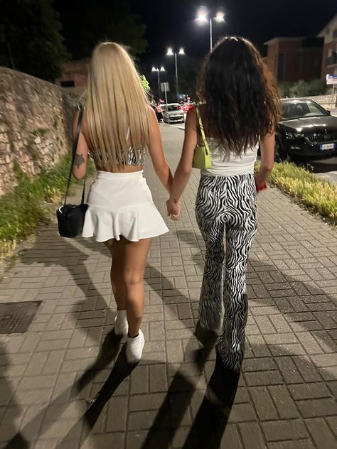 Blonde And Brunette Best Friends Faceless, Blonde And Brunette Iconic Duos Costumes, Bff Blonde And Brunette, Blond Brunette Duo, Cartoon Duos Bff, Brunette And Black Hair, Iconic Duos Cartoon, Brunette And Blonde Duo, Duos Cartoon