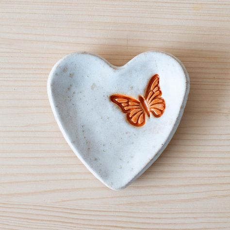 Butterfly Clay, Ceramic Ring Dish, Heart Ceramic, Kids Clay, Ceramic Ring, Pottery Crafts, Ceramic Rings, Mosaic Projects, Clay Art Projects