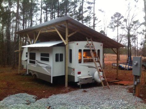 Camper with shelter complete Camper Lean To Cover, Roof Over Camper Travel Trailers, Trailer Shelter Ideas, Cheap Rv Shelter Ideas, Rv Lean To Cover, Camper Cover Ideas, Rv Shelter Ideas Diy, Camper Roof Ideas, Camper Shelter Ideas