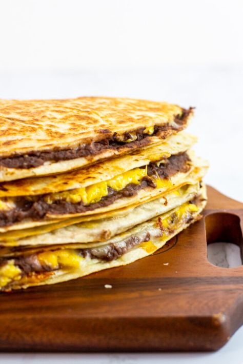 Breakfast quesadilla with refried beans and eggs - A protein-packed and delicious breakfast quesadilla with creamy refried black beans and scrambled eggs! This recipe is easy, healthy, filling, and vegetarian-friendly. Egg And Bean Burrito, Refried Bean Breakfast, Beans And Eggs, Refried Black Beans, How To Make Quesadillas, Refried Bean, Breakfast Quesadilla, How To Make Eggs, Vegan Sour Cream