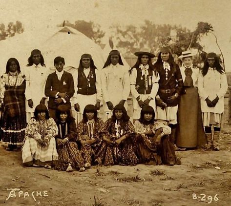 White Mountain Apache Lipan Apache, Apache Indian, American Crow, Black Indians, Native American Photos, Native American Peoples, Bread Maker, The First Americans, Indian Heritage