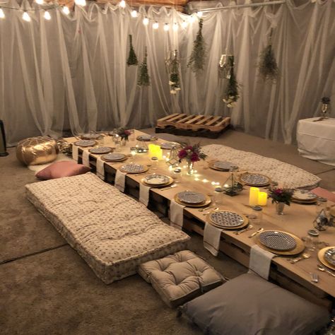 Outdoor Floor Dinner Party, Birthday Floor Seating, Floor Seating Dinner Party, Thanksgiving Floor Seating, Floor Seating Party Ideas, Floor Party Seating, Dinner On Floor Set Up, Floor Table Seating Party Birthday, Pallet Dinner Party