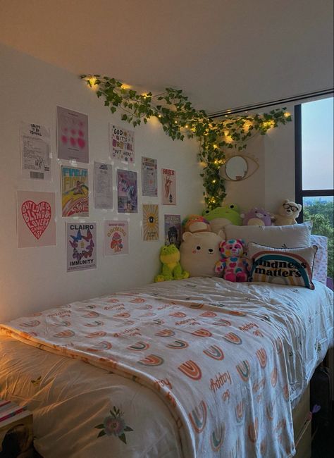 Poster Layout On Wall Bedroom, Small Indie Room Ideas, Decorated Wall In Bedroom, Posters Above Bed, Room Posters Aesthetic Ideas, Indie Dorm Room, College Dorm Posters, Bedroom Wall Decor Above Bed, Diy Wall Decor For Bedroom