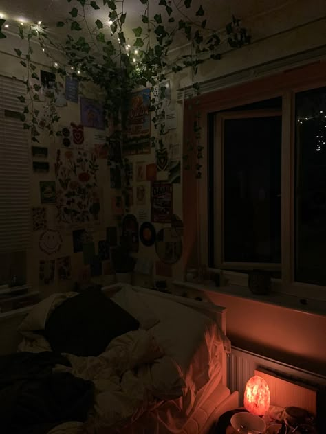 Rory Gilmore aesthetic autumn downtown girl awsthetic vibe night time bedroom nice pretty night dark twilight bedroom vibes Night Time Bedroom, Twilight Bedroom, Music Inspired Bedroom, Dark Bedroom Aesthetic, Rory Gilmore Aesthetic, Gilmore Aesthetic, Vibe Bedroom, Music Bedroom, Bedroom Vibes