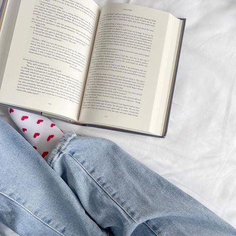 Cozy Reading Aesthetic, Book Photography Instagram, Reading Motivation, Bookstagram Inspiration, Reading Aesthetic, Book Instagram, Book Study, Unique Book, Instagram Feed Ideas