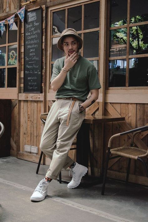 Bucket Hat Outfit Mens Streetwear, Bucket Hat Outfit Mens, Hat Styles Men, Dress Like A Celebrity, Hat Outfit Men, Mens Casual Outfits Summer, Mens Outfit Inspiration, Stylish Mens Outfits, Photography Poses For Men