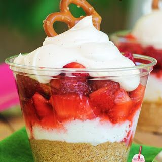 Salad In A Cup, Salad Cups, Strawberry Pretzel Dessert, Salty Desserts, Pretzel Desserts, Icebox Cake Recipes, Strawberry Pretzel Salad, Strawberry Pretzel, Pretzel Salad