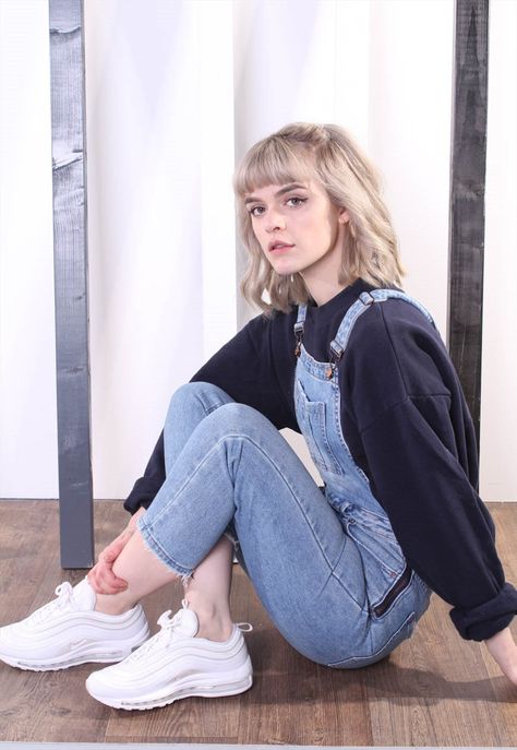 Denim Dungarees Outfit, Dungarees Women, Wearing Overalls, 90s Overalls, Overalls Fashion, Overall Outfit, Overalls Outfit, Denim Dungarees, Denim Overalls