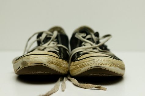 This is a guide about uses for old tennis shoes. Once your tennis shoes are too worn and ugly to wear, their usefulness is far from over. Old Sneakers, How To Play Tennis, Tennis Pictures, Tennis Equipment, Old Boots, Shoe Image, Tennis Accessories, Tennis Workout, Old Shoes