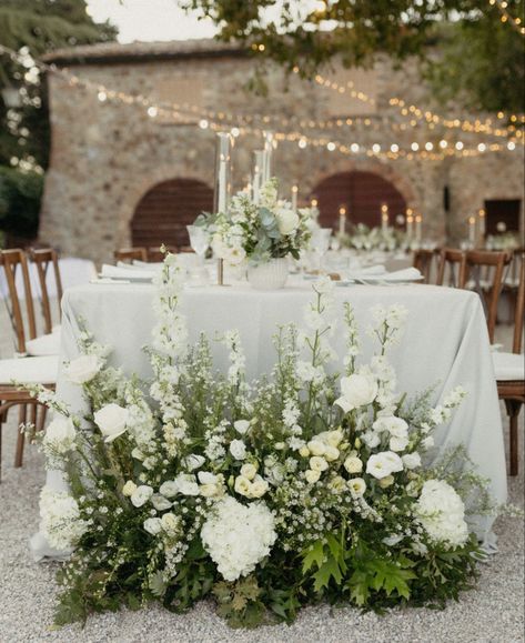 Bridal Florals, Instagram Planning, Green Wedding Flowers, Modern Wedding Flowers, Green Wedding Colors, Bridal Table, Portugal Wedding, Sage Green Wedding, Luxury Weddings