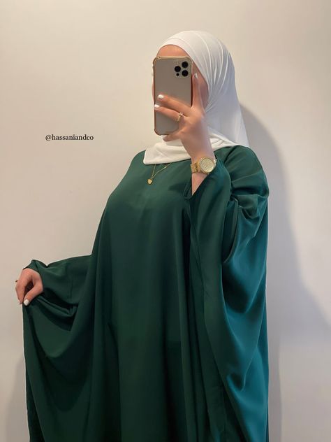 Green Abaya Hijab Styles, Emerald Green Abaya Outfit, Emerald Green Hijab Outfit, Latest Abaya Designs New Ideas 2023, Hijab Shar3i, Green Abaya Designs, Green Abaya Outfit, Green Dress Hijab, Dark Green Abaya