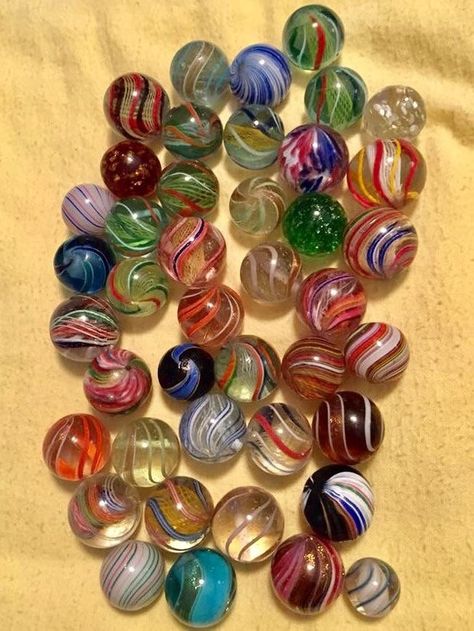 Glass Art Ideas, Stained Glass Tattoo, Antique Marbles, Marble Pictures, Vintage Marbles, Bored Jar, Marble Games, Marble Art, Vintage Couture