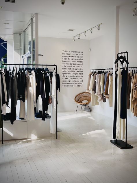 Black Boutique Interior, Black And White Boutique Decor, Display Shoes Store, Showroom Clothes, Aesthetic Clothing Store Interior, Minimalist Clothing Store Interior, Boutique Layout Ideas, Black And White Clothing Store Interior, Street Wear Boutique Interior