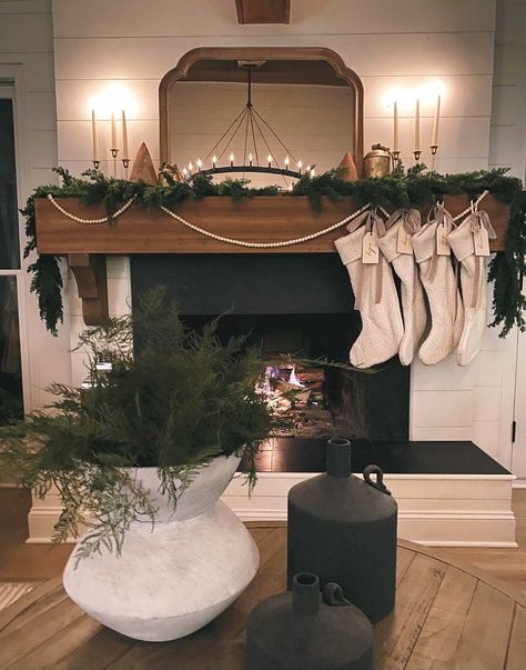 Garland Fireplace Mantle, Fireplace And Mantle, Making A Bed, Living Room Christmas Decor Ideas, Great Room Decor, Room Christmas Decor Ideas, Chimney Decor, Decor Beads, Living Room Christmas Decor