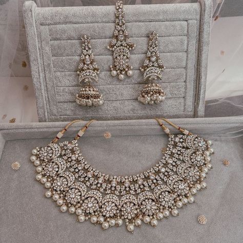 Long Jhumka Earrings, Intricate Necklace, Long Jhumka, Eid Clothes, Antique Gold Necklace, Wedding Jewellery Designs, Bridal Jewelry Sets Brides, Wedding Jewelry Sets Bridal Jewellery, Pakistani Bridal Jewelry