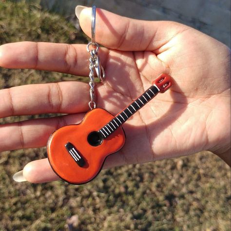 Clay Art Keychain Cute, Clay Keyrings Diy, Moldit Clay Keychains, Keychain From Clay, Clay Art Keychain, Polymer Clay Key Chains, Keychain With Clay, Diy Clay Keychain, Clay Guitar