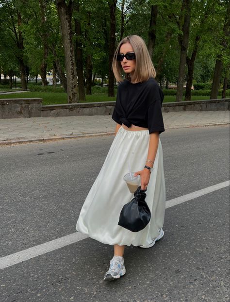 balloon skirt Cream Skirt Outfit, Balloon Skirt, Mommy Outfits, Casual Outfit Inspiration, Bubble Skirt, Causual Outfits, White Skirt, Fall Fashion Outfits, Looks Style