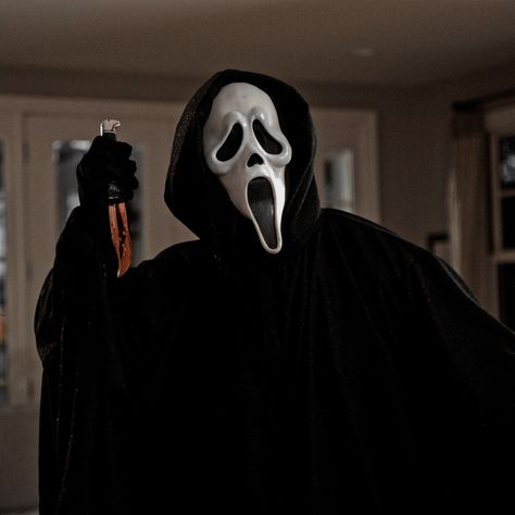 Scream Film, Ghostface Tattoo, Scream Costume, Helloween Wallpaper, Scream Mask, Scream 2, Scream Franchise, Ghostface Scream, Horror Movie Icons