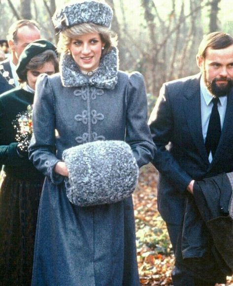 Lovely Diana dressed for winter in a beautiful grey coat with coordinating muff Princess Diana Wedding Dress, Diana Wedding Dress, Princess Diana Dresses, Princess Diana Wedding, Prins William, Diana Wedding, Princess Diana Fashion, Prins Harry, Princess Diana Family