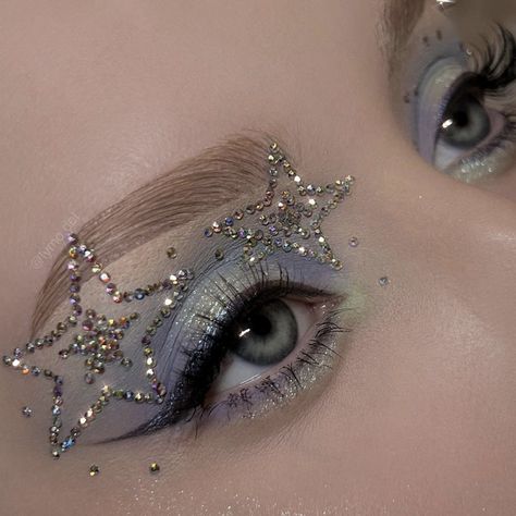 Glitter Glam Makeup, Glittery Makeup, Silver Outfit, Sparkly Makeup, Glitter Liner, Graphic Makeup, Rave Makeup, Swag Makeup, Ethereal Makeup