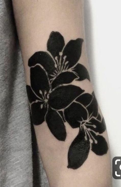 Big Cover Up Tattoos, Simple Girl Tattoos, Flower Cover Up Tattoos, Black Flowers Tattoo, Cover Up Tattoos For Women, Wrist Tattoo Cover Up, Tattoo Artist Tattoo, Traditional Tattoo Inspiration, Black Tattoo Cover Up