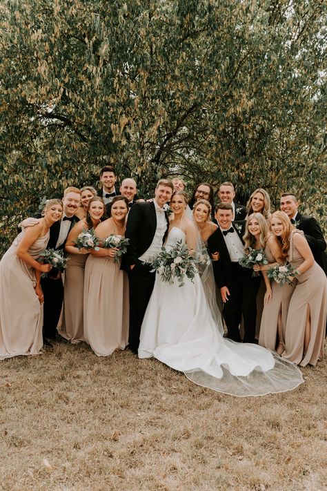 Bridal-party-smiling-at-The-Highlands Large Wedding Party Photos Group Shots, Bridal Party Poses Group Shots, Bridal Party Group Photos, Wedding Poses Bridal Party, Full Wedding Party Photos, Wedding Picture Poses With Bridal Party, Big Bridal Party Photos, Bridal Party Picture Ideas, Full Bridal Party Photos