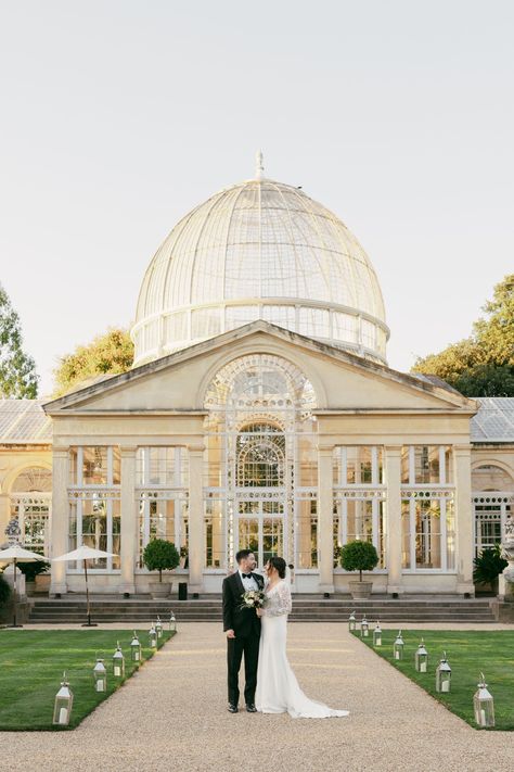 Looking for a luxury wedding venue near London? Syon Park is your answer. With its lovely gardens and historic house, it's perfect for a classic and intimate ceremony. Read our blog post to discover more about this fairytale wedding venue. British Wedding Venues, Syon House Wedding, Syon House London, Wedding Venues England, English Wedding Venues, Wedding In London, Wedding Venue Architecture, Toronto Wedding Venues, Wedding Venues In London