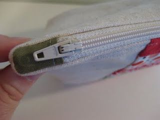 Tutorial for zip ends Lined Zipper Pouch, Sew Zipper, Zipper Pouch Tutorial, Sewing 101, Pouch Tutorial, Sewing Purses, Sewing Tips, Sewing Basics, Quilted Bag