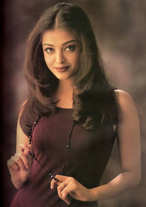 Aishwarya Rai Makeup, 90s Bollywood Actress, Aishwarya Rai Pictures, 90s Bollywood Aesthetic, Models 90s, Aishwarya Rai Bachchan, Vintage Bollywood, Aishwarya Rai, Beauty Pageant