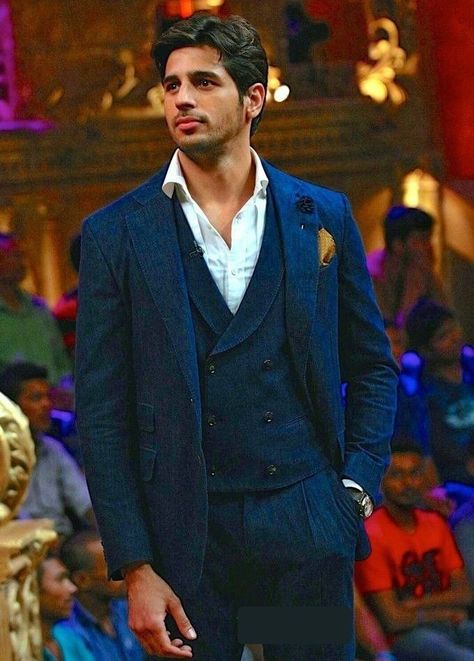 Sid Malhotra, Siddharth Malhotra, Hey Handsome, Saree Photoshoot, Boy Best Friend, Actors Images, Love Songs Lyrics, Handsome Actors, Cute Actors