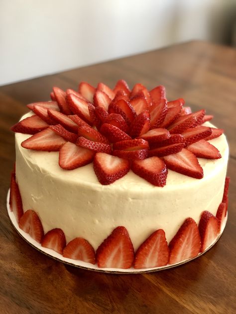 Cheesecake Decoration Strawberry, Cake Decorated With Strawberries Simple, Decorate Strawberry Cake, Strawberries Cake Decoration, Strawberry Cake Decorations Design, Strawberry Cheesecake Birthday Cake, Strawberry Cake Ideas Decorating, Cake Decorating With Strawberries, Cake Decorating Strawberries