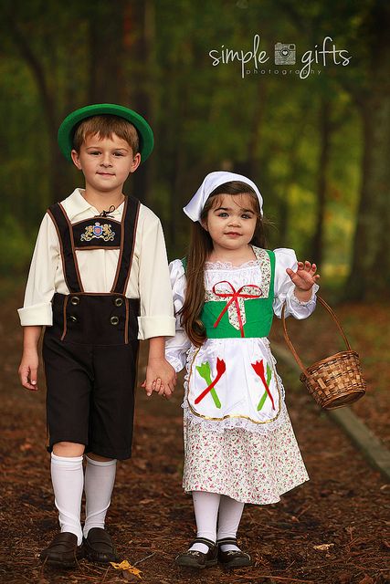 Hansel and Gretel by simplegiftsphotography, via Flickr Hansel And Gretel Costumes, Sibling Halloween Costumes, Twin Costumes, Sibling Costume, German Costume, Twin Halloween, Twin Halloween Costumes, Fairy Tale Costumes, Matching Halloween Costumes