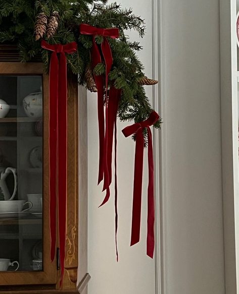 Red Velvet Christmas Tree, Velvet Christmas Tree, Red Velvet Christmas, Door Garland, Tree Bows, Christmas Tree Inspo, Christmas Dreaming, Decor Christmas Tree, Vintage Wreath