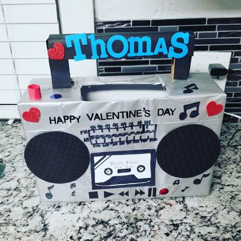 Boom Box Valentine Box Ideas, Guitar Valentines Box For Kids, Music Valentine Box Ideas, Boombox Valentine Box Ideas, Boom Box Valentines Boxes, Boom Box Diy, Diy Boombox, Valentine's Boxes, Valentine Box Ideas