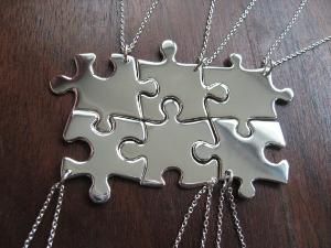 this would be cute to give as a gift to a group of friends Friendship Crafts, Puzzle Piece Necklace, Making Food, Girl Friendship, Bff Necklaces, Best Friend Necklaces, House Decorations, Friendship Necklaces, Birthday Gifts For Best Friend