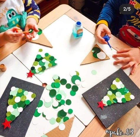 Christmas Tree Crafts For Kids Preschool, Simple Christmas Crafts For Preschoolers, Christmas Tree Kindergarten, Preschool Christmas Cards, Board Christmas Decorations, Advent Kita, December Diy, Christmas Art Projects, Diy Christmas Wreaths Ideas