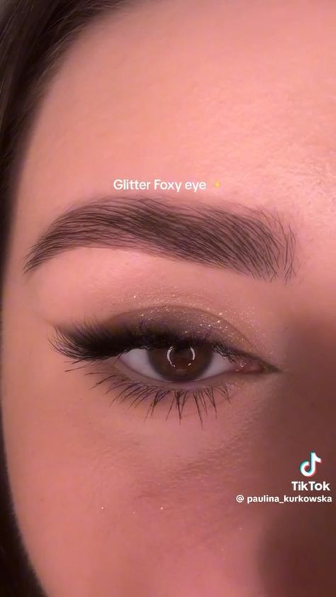 makeup tutorial Different Eyeliner, Sparkle Eye Makeup, Dinner Makeup, Glittery Eye Makeup, Fox Makeup, Shimmer Eye Makeup, Glittery Eyes, Date Night Makeup, Fox Eyes