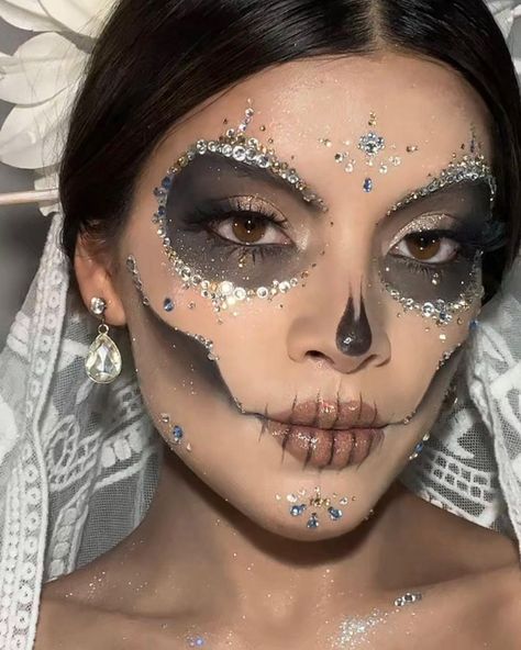 Catrina Makeup, Skull Makeup Tutorial, Halloween Bride Costumes, Creepy Halloween Makeup, Cute Halloween Makeup, Pretty Halloween Costumes, Halloween Eye Makeup, Halloween Makeup Inspiration, Halloween Eyes